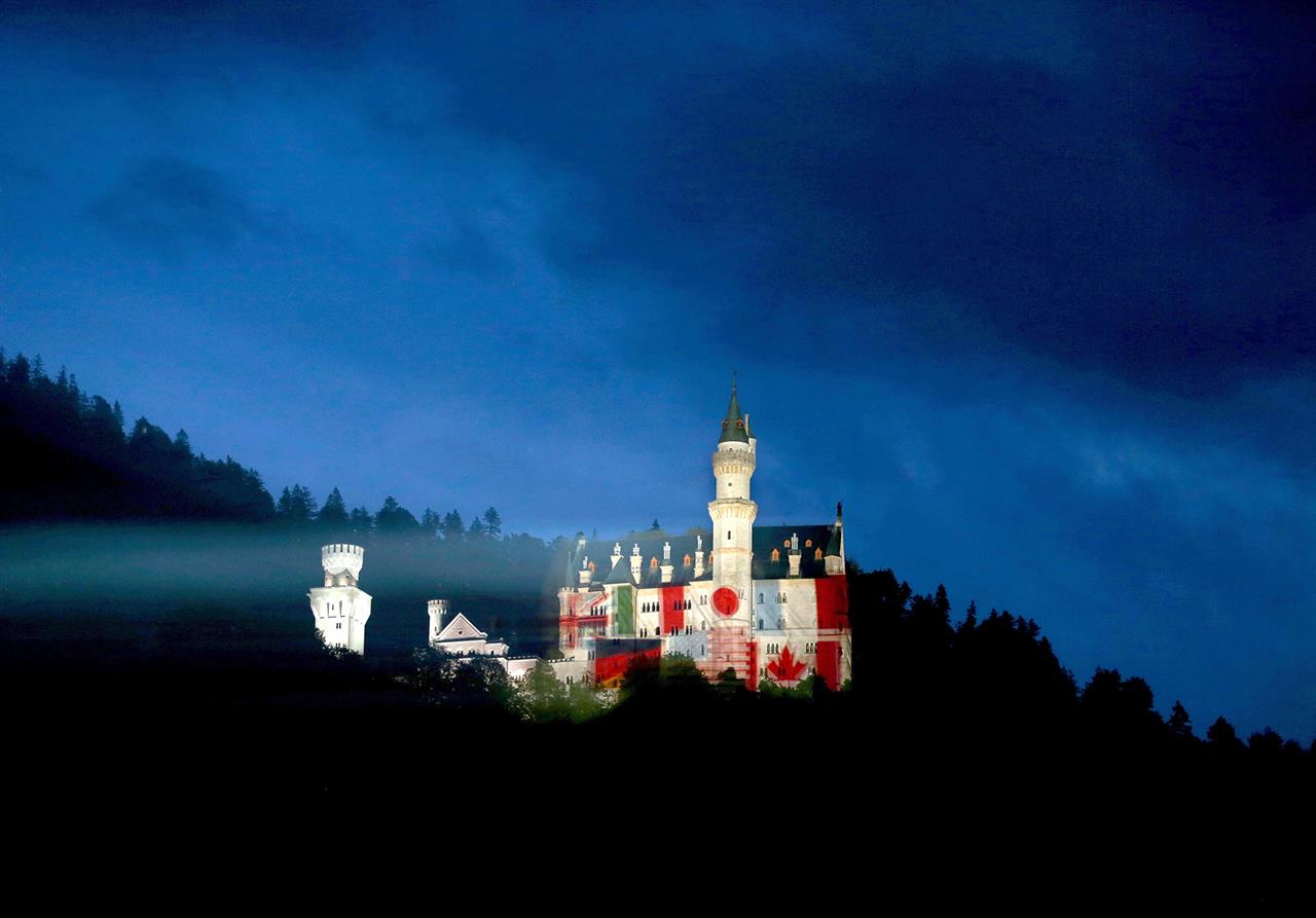 G7-Gipfel 2015 - Schloss Neuschwanstein mit Fahnen