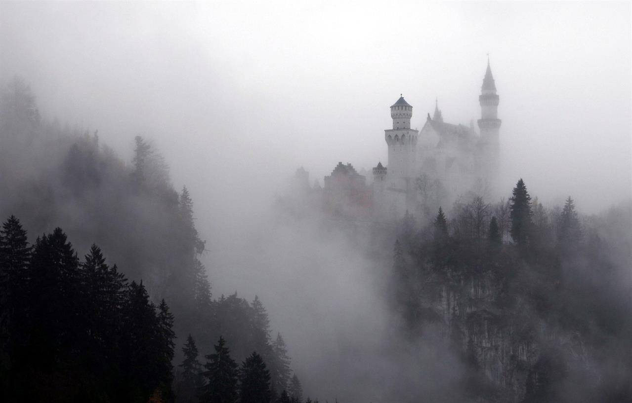 Schloss Neuschwanstein im Nebel