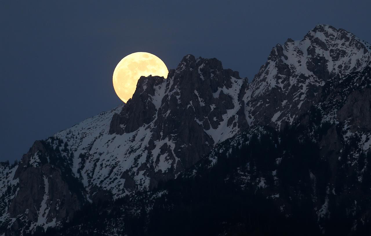 Vollmond über schneebedeckten Alpen Vollmond über schneebedeckten Alpen