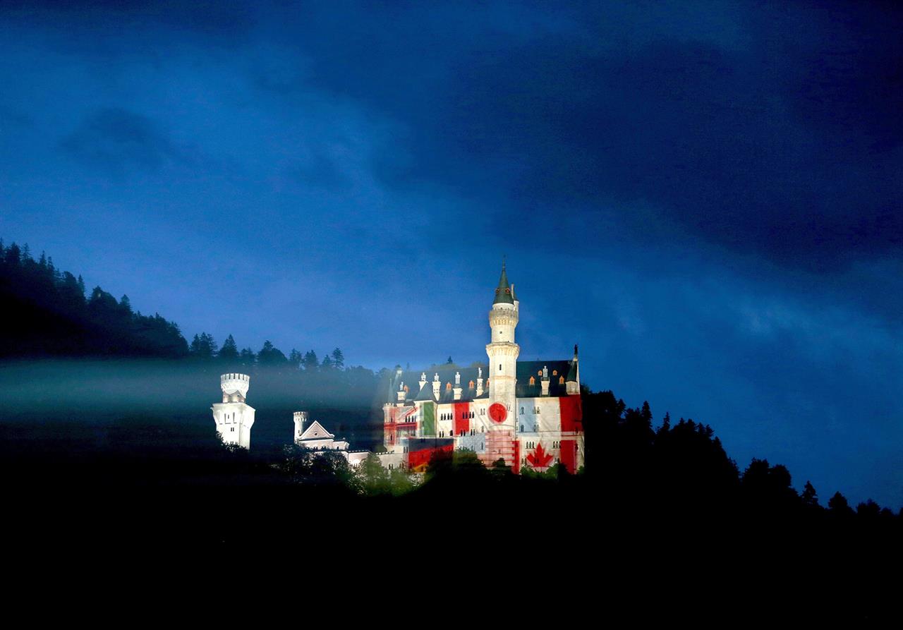 G7-Gipfel 2015 - Schloss Neuschwanstein mit Fahnen G7-Gipfel 2015 - Schloss Neuschwanstein mit Fahnen