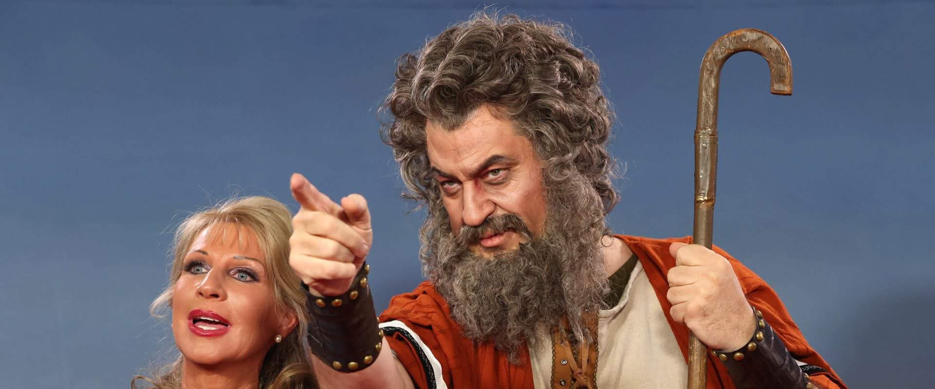 Fastnacht in Franken - Markus Söder als Stammesältester Markus Söder und Karin Baumüller-Söder in Fastnachtskostümen auf dem roten Teppich der Mainfrankensäle in Veitshöchheim, Bayern.